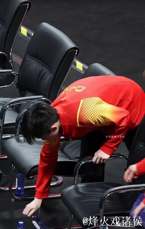 王楚钦疑似因上半身疼痛使用护具